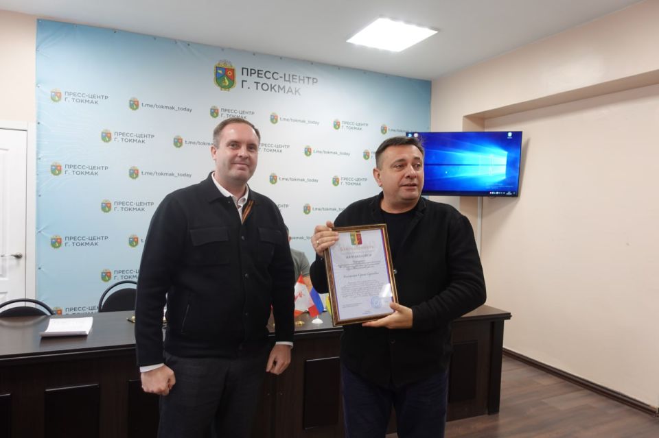 В администрации Токмакского муниципального округа прошло рабочее совещание под руководством Главы округа Александра Калмыкова