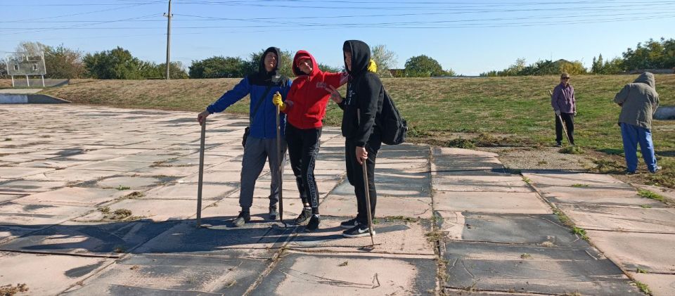 Активисты-волонтеры молодежного движения ЮгМолодой провели субботник на территории спортивного комплекса "Олимпиец."