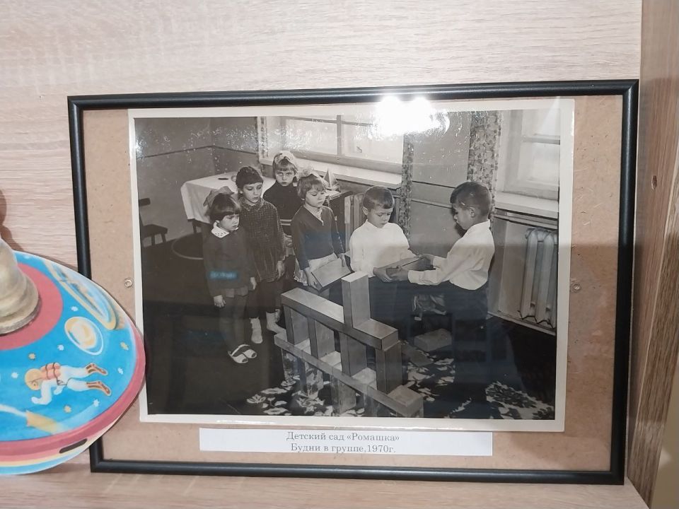 В Приморском краеведческом музее ко Дню работника дошкольного образования, который приходится на 27 сентября, была оформлена выставка ретро-фотографий и игрушек "Дошкольного детства счастливые моменты"