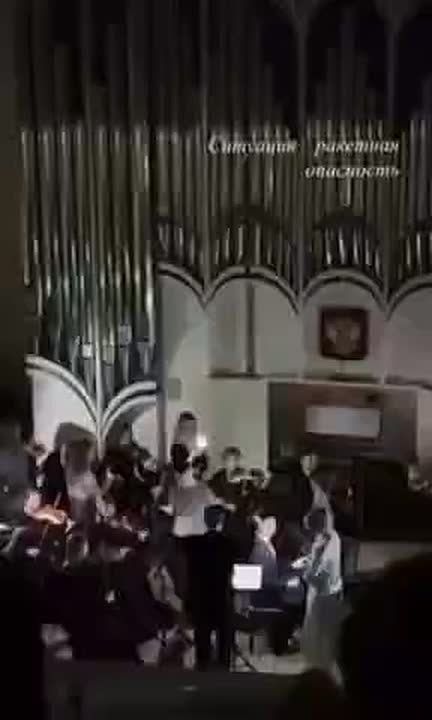 Владимир Рогов: О силе русского духа. В Белгородской филармонии во время концерта (и атаки) пропал свет, но музыканты продолжили играть, подсвечивая себе фонариками с телефонов