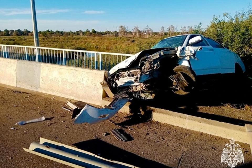 При столкновении машины с ограждением в Приморске травмированы два человека