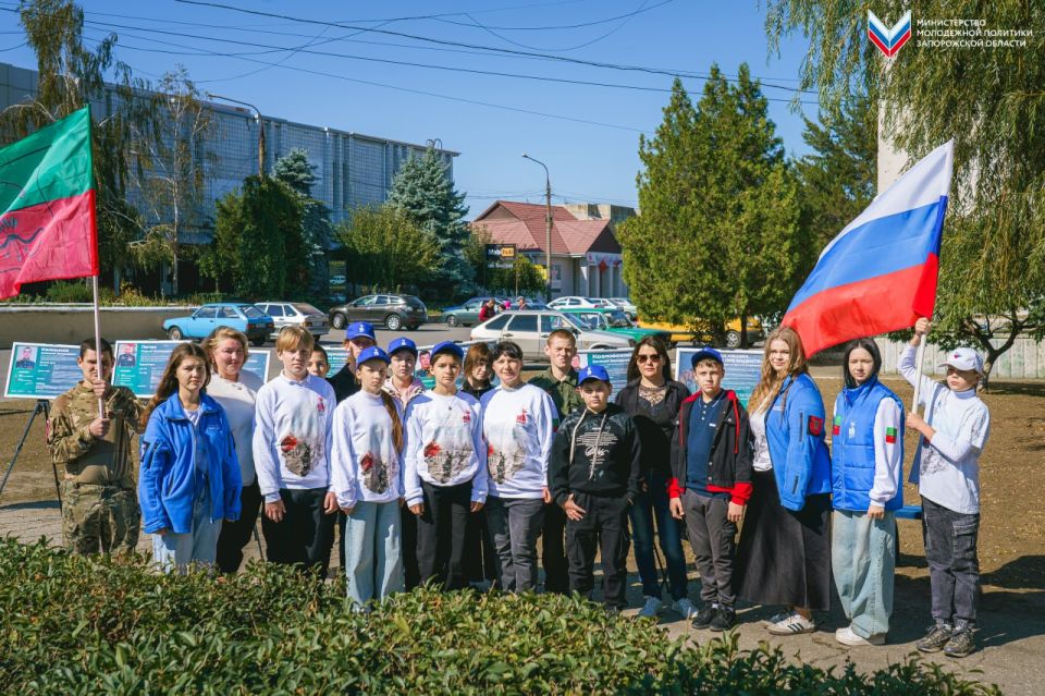 В пгт. Акимовка состоялась тематическая выставка «Za наших. Za Президента», приуроченная ко Дню воссоединения