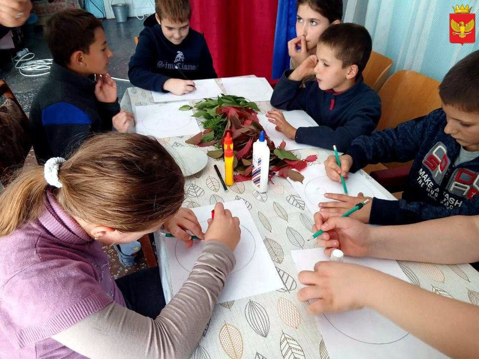 В первый день октября сотрудники Мануйловского сельского клуба провели для местных ребят очередное занятие кружка "Умелые ручки"