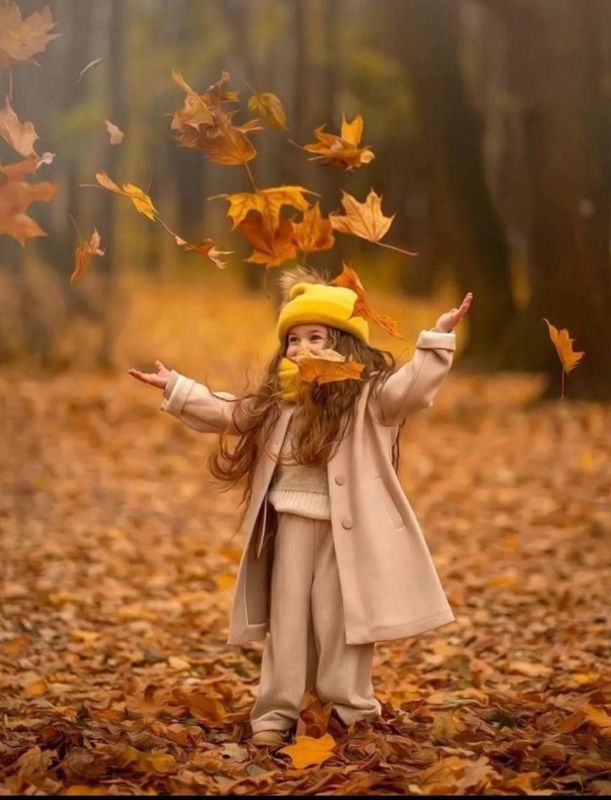 Спасибо, счастье, что приходишь! Что время для меня находишь: То на заре лучом прильнёшь, То мимо окон промелькнёшь Крылом неведомой расцветки, То вспыхнешь яблочком на ветке