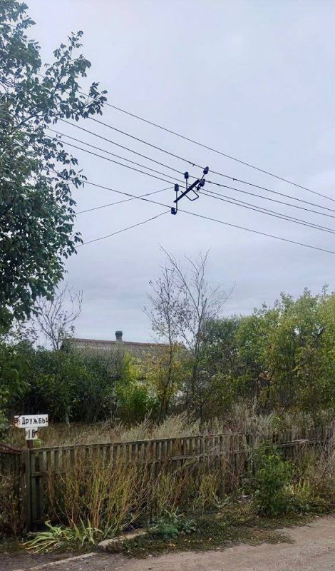 В Пологовском районе энергетики «Запорожьеэнерго» филиала АО «Юго-Западная ЭСК» провели плановую замену опоры линии электропередачи