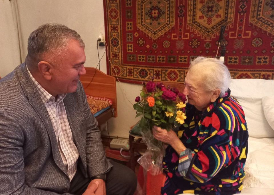 Труженик тыла в годы Великой Отечественной войны, ветеран труда дизелестроительного завода имени Кирова Валентина Базильевна Оксимберг из Токмака отметила 100-летие со дня рождения