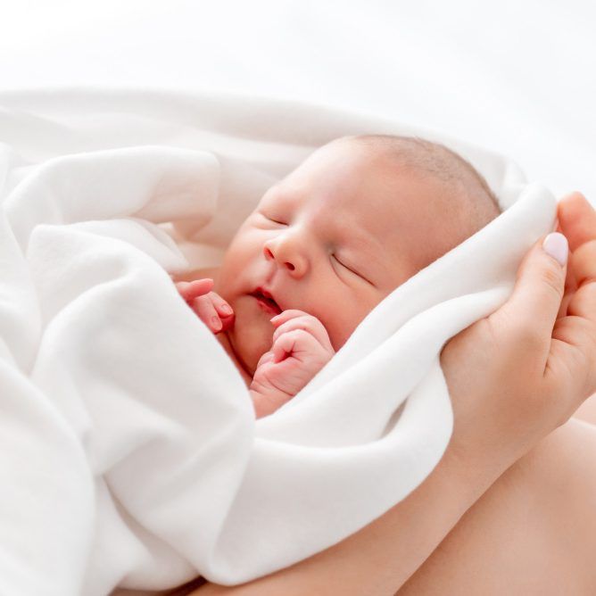 Для детей, зачатых с помощью ЭКО после смерти отца, будут предоставляться выплаты на основе пособия по потере кормильца