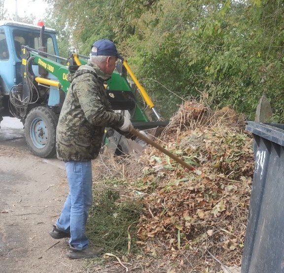 В Токмакском муниципальном округе проводятся работы по благоустройству общественных территорий и памятников военной истории