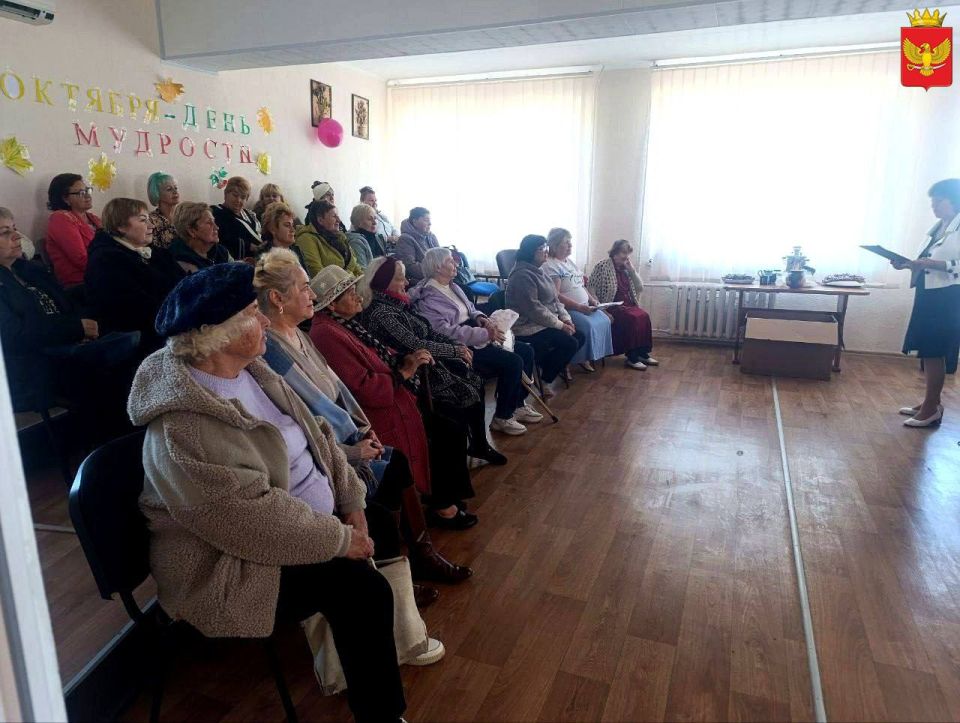 В День пожилого человека творческий коллектив Приморского городского Дома культуры организовал для горожан почтенного возраста праздничное мероприятие, которое прошло в по-домашнему уютной атмосфере