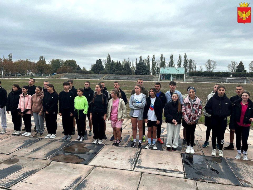 На территории спортивного комплекса «Олимпиец» в Приморске состоялись соревнования по легкой атлетике, в которых приняли участие учебные учреждения муниципалитета