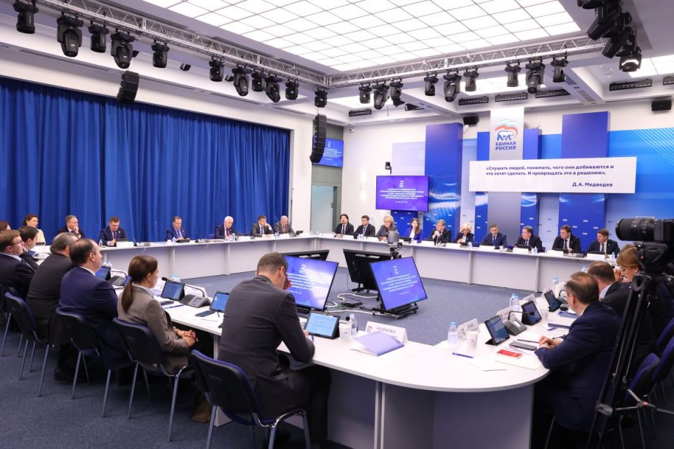 Виктор Емельяненко: Дмитрий Медведев на заседании программной комиссии подтвердил, что все обязательства, зафиксированные в народной программе, будут выполнены в срок и в полном объеме