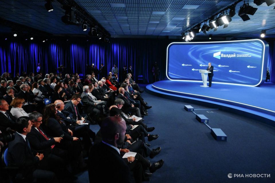 Украина продолжает наносит удары по окружению ЗАЭС, заявил Путин