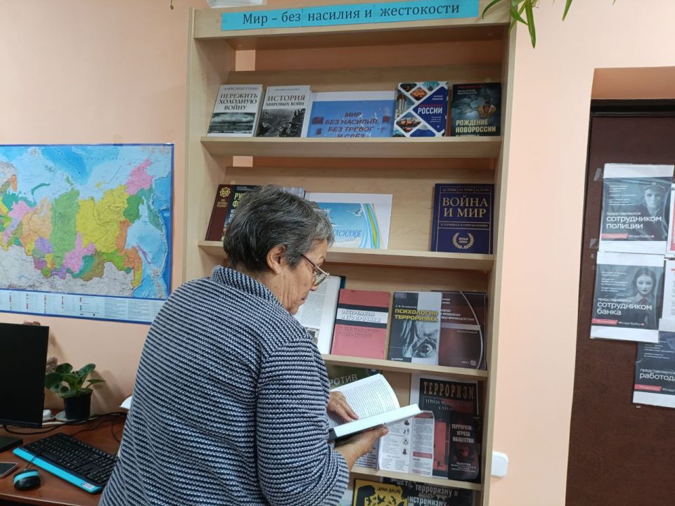 В Молочанской городской библиотеке-филиале открылась книжная выставка «Мир – без насилия и жестокости»
