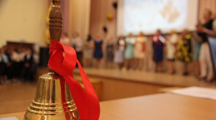 В октябре школьные звонки заиграют композициями, посвященными педагогам