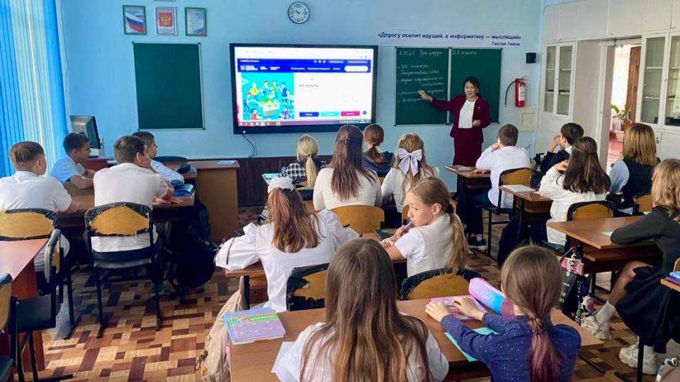 Григорий Прохватилов: В школе №5 Токмака для шестиклассников прошел «Урок цифры», посвященный одной из самых передовых технологий – «ИИ-агентам»