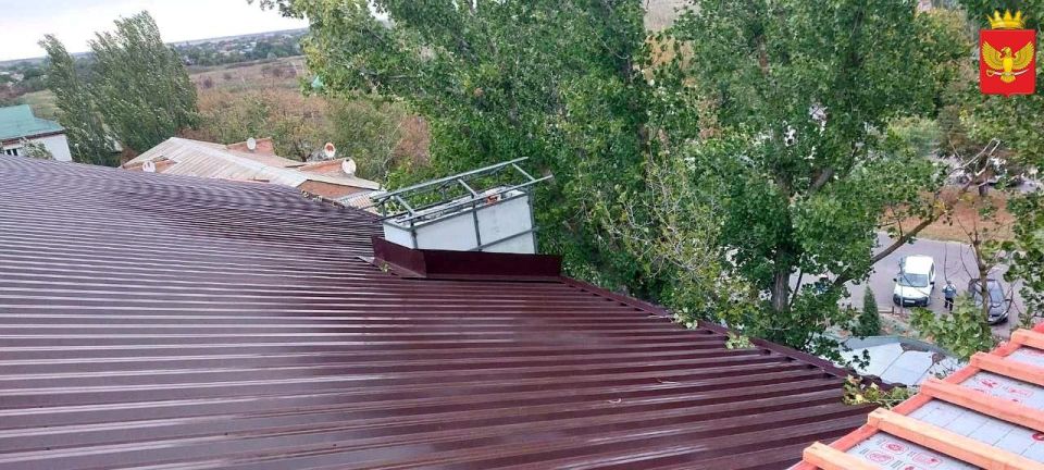 В Приморске продолжаются ремонты кровель многоквартирных домов, которые включены в адресную региональную программу капитального ремонта общего имущества в многоквартирных домах Запорожской области на 2024-2026 годы