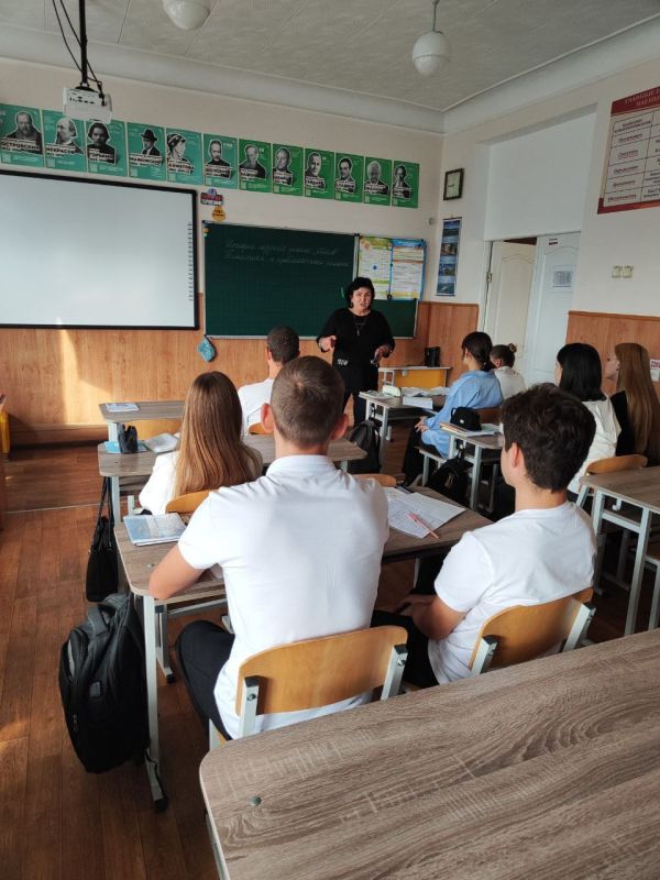 Со старшеклассниками Днепрорудненской городской школы №1 "София" провели профориентрационную беседу