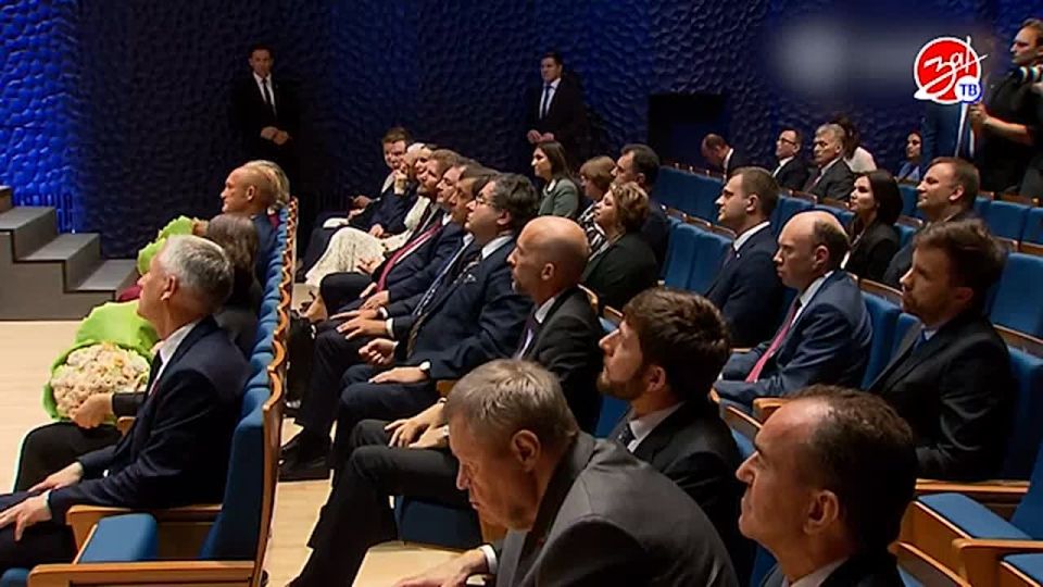 Президент России Владимир Путин поздравил всех педагогов России с приближающимся праздником — Днём учителя