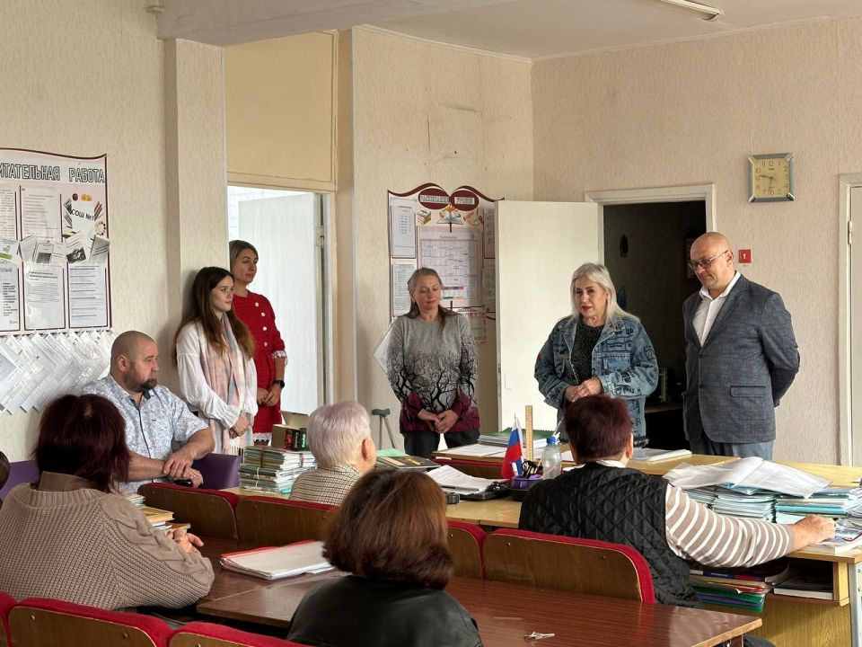 В честь Дня учителя депутаты от «Единой России» поздравили педагогов