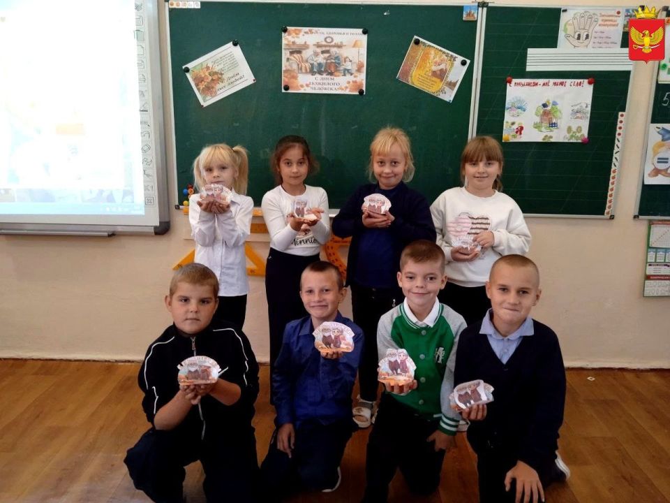 Ребята начальной школы ГБУ ОО ЗО "Орловская СОШ" с огромной любовью и старанием подготовили подарки ко Дню пожилого человека для самых мудрых и добрых людей — своих бабушек и дедушек! Творческий процесс проходил в уютной и...