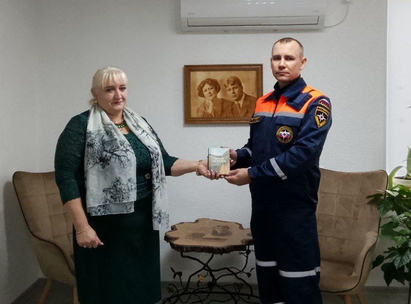 В день 130 -летия со дня рождения великого русского поэта Сергея Есенина библиотечный фонд центральной городской библиотеки пополнился ценным изданием – книгой поэта «Стихотворения»