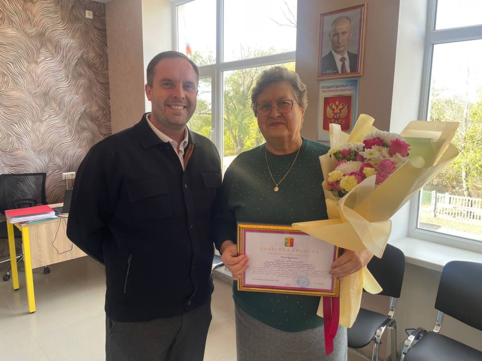 Сегодня, в преддверии Дня учителя, празднует свой юбилейный день рождения директор школы №4 г. Токмак Любовь Ивановна Ельфимова