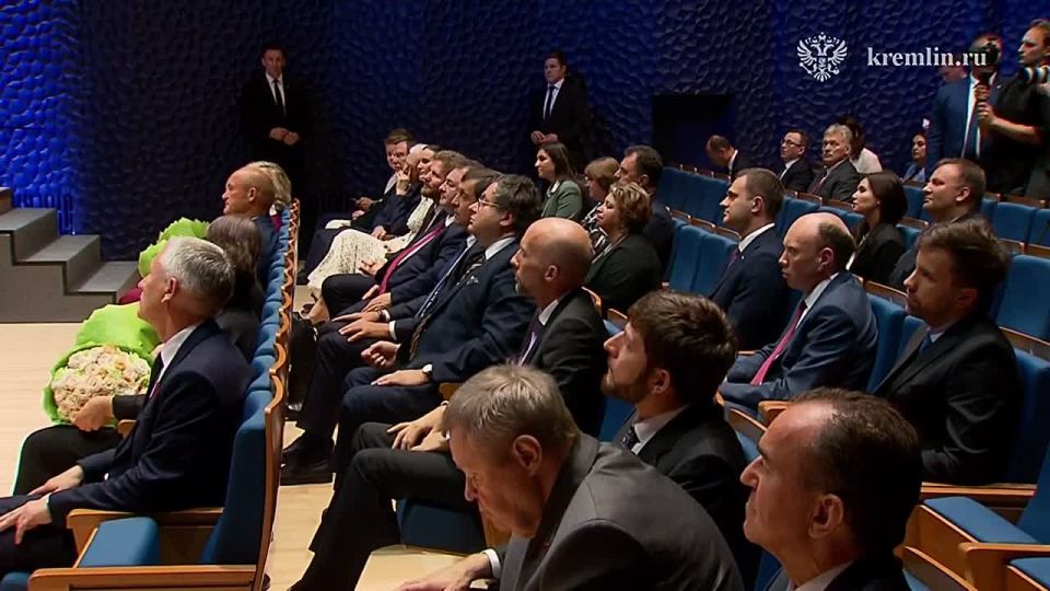 Владимир Путин поздравил педагогов с наступающим Днем учителя