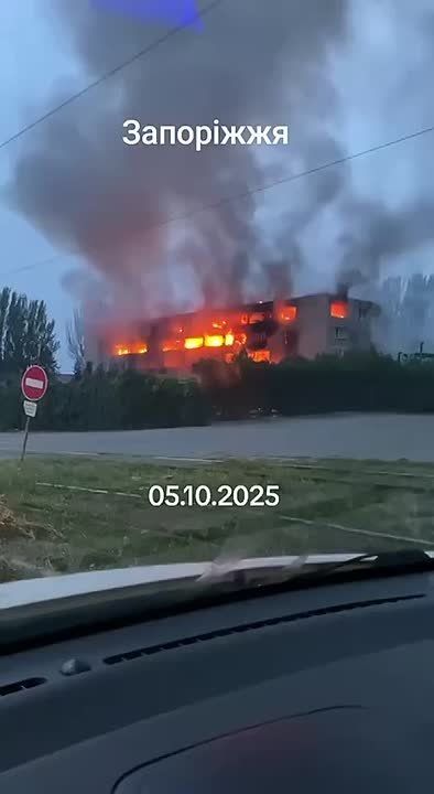 В Запорожье сгорел корпус завода "Мотор Сич" после ночных ударов