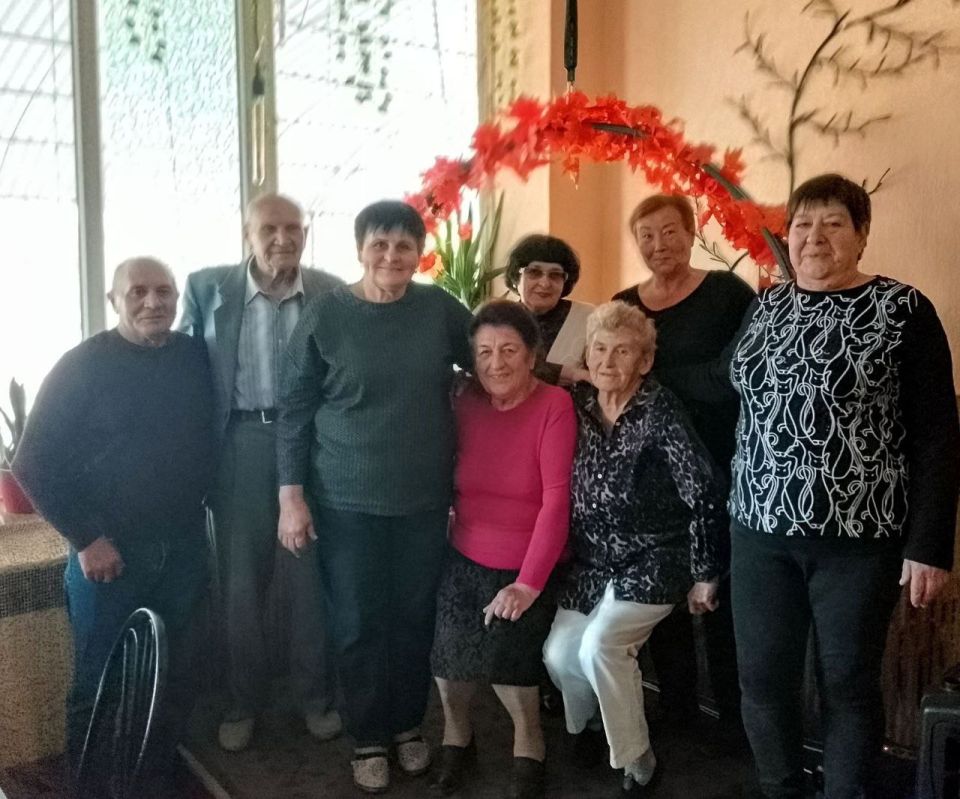 #нам_пишут. Выпускники Акимовской средней школы №1 с благодарностью и уважением поздравляют весь педагогический коллектив с Днём учителя! Знайте, мы Вас помним и благодарны за то время, которое вы посвятили нам! ...Об этом...