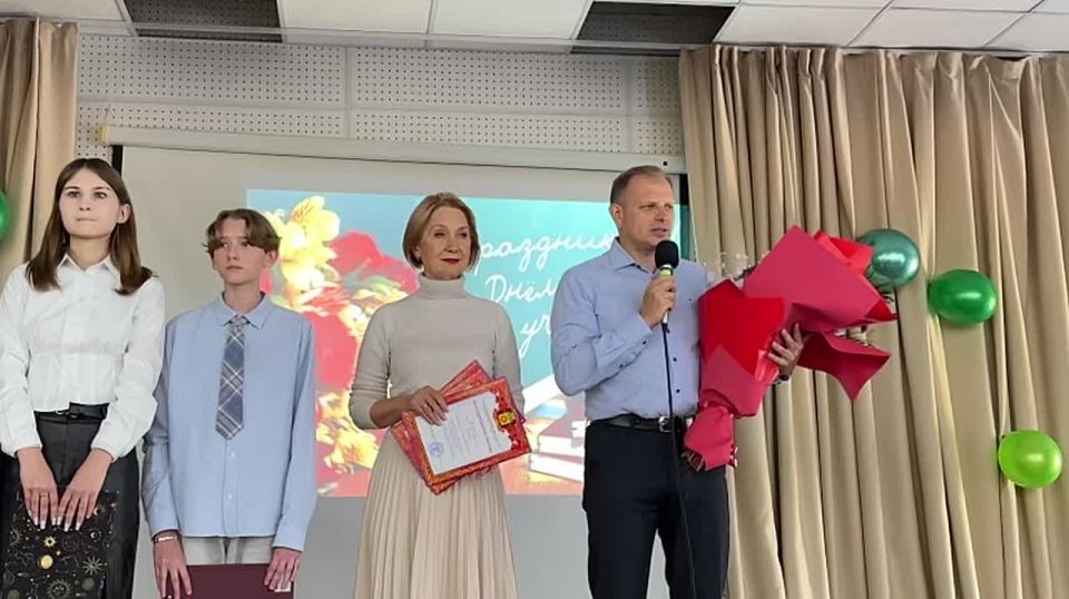 Депутаты Энергодарского городского Совета от партии «Единая Россия» поздравили учителей в школах Энергодара