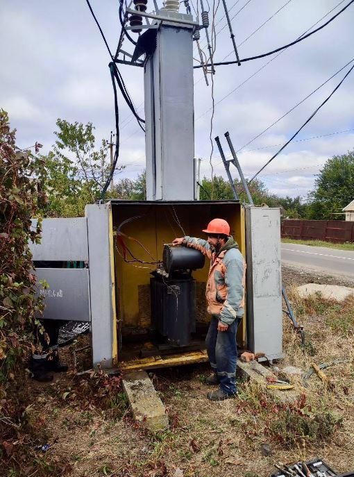 Специалисты «Запорожьеэнерго» филиала АО «Юго-Западная ЭСК» провели плановое техническое обслуживание комплектной трансформаторной подстанции в г. Приморск