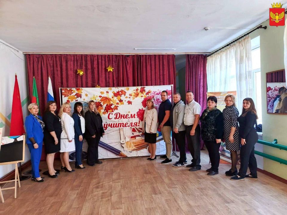 В ГБУ ОО ЗО "Партизанская школа - детский сад" на торжественной линейке поздравляли учителей с профессиональным праздником!