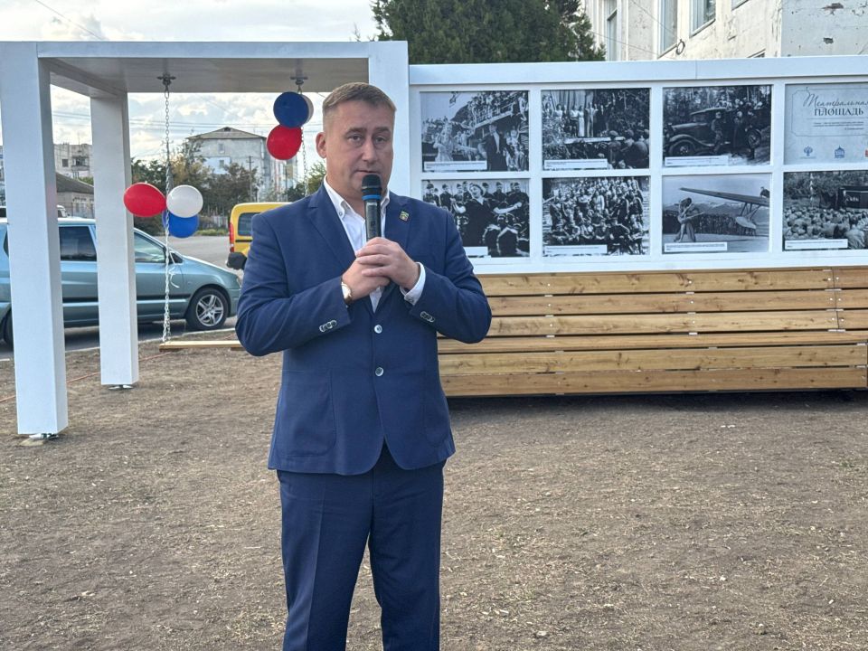 Выставка "Площадь театральная" официально открыта сегодня в пгт Акимовка