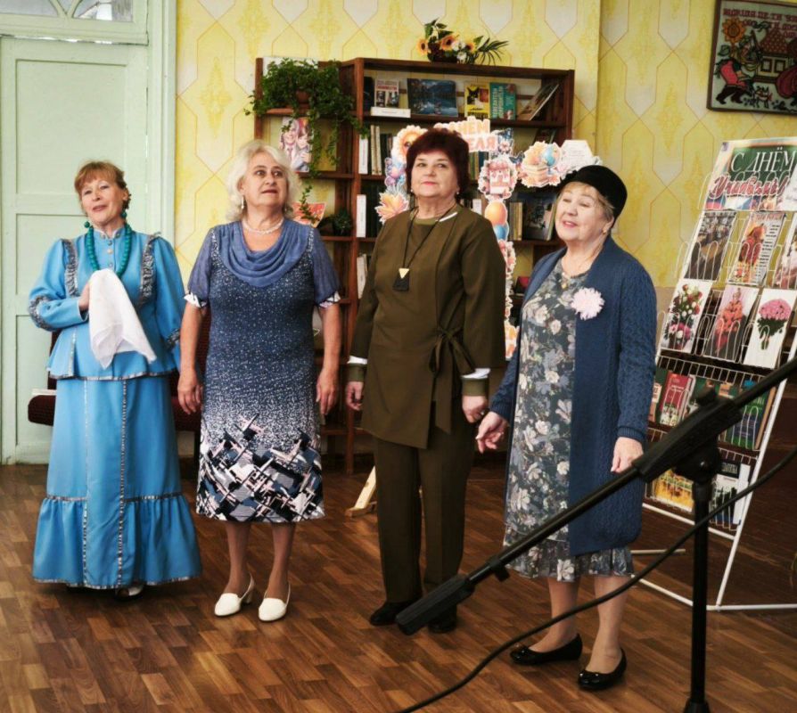 2 октября в Центральной библиотеке Приморска прошло масштабное и трогательное мероприятие, которое объединило в себе два праздника: День учителя и День пожилого человека