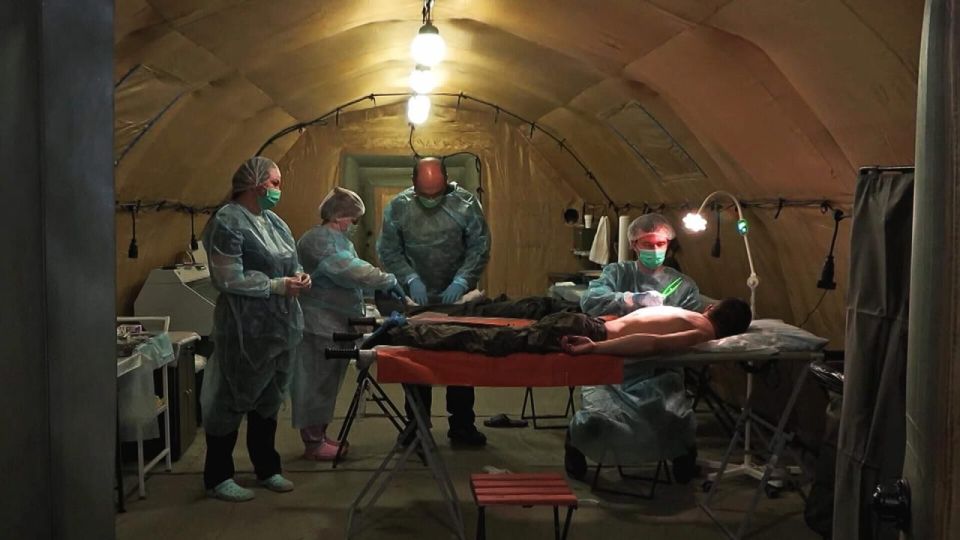 Врачи-добровольцы смогут ездить в прифронтовые госпитали в командировки