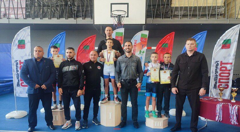 Борцы из Токмака заняли призовые места на региональном этапе фестиваля «Борьба в школу»