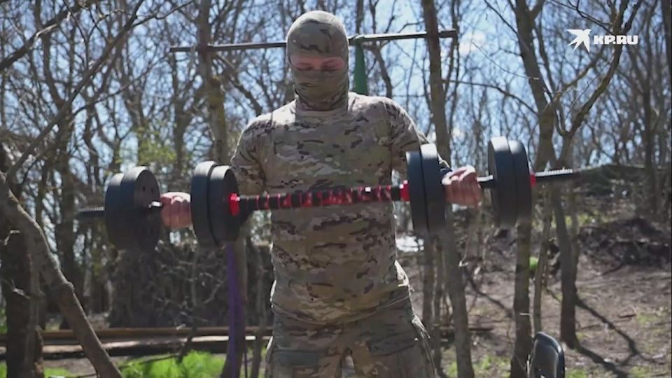 Бойцы ВДВ оборудовали качалку на передовой