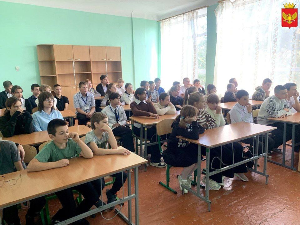 В начале новой учебной недели учитель ОБЗР ГБУ ОО ЗО "Орловская СОШ" Наталья Левченко провела открытый урок ко Дню гражданской обороны России, который приходится на 4 октября