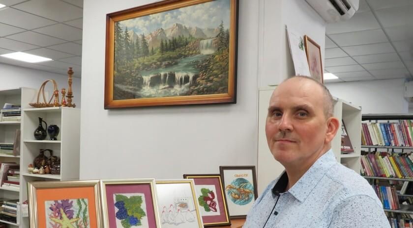 Персональная выставка вышитых картин энергодарца Александра Игнатьева открылась в Центральной городской библиотеке