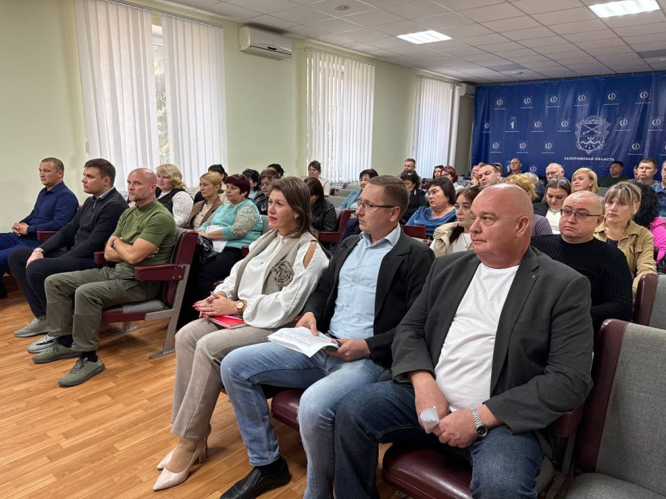 Глава Акимовского муниципального округа Александр Трудоношин провел расширенное открытое совещание с начальниками структурных подразделений администрации, руководителями организаций и учреждений округа и спец.представителем...