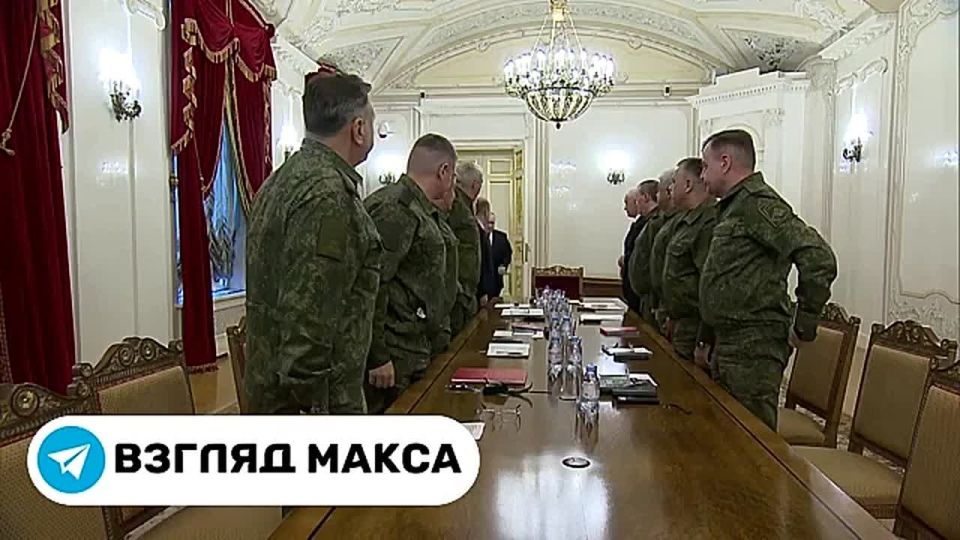 Владимир Путин в ходе рабочей поездки в Северо-Западный федеральный округ провёл совещание с руководством Министерства обороны и Генерального штаба, командующими группировками войск в зоне специальной военной операции