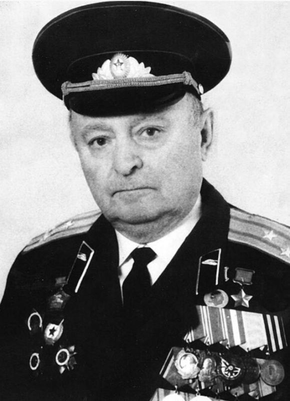 МОРДУХ (МИХАИЛ) ПИНХУСОВИЧ КРАВЕЦ (1920—2005) — Герой Советского Союза, гвардии полковник