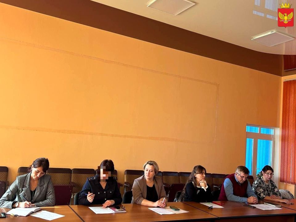 7 октября в малом зале администрации Приморского муниципального округа состоялось очередное заседание комиссии по делам несовершеннолетних и защите их прав