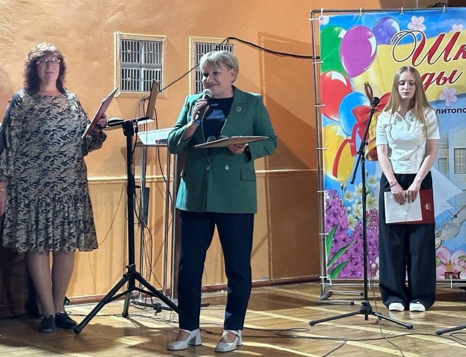 В рамках праздничного концерта, приуроченного ко Дню учителя, состоялось торжественное вручение благодарности коллективу ГБУ ОО ЗО «Средняя общеобразовательная школа №4»