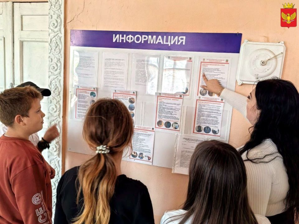 Лекцию для детей по антитеррористической безопасности "МИР БЕЗ ТЕРРОРА" провели заведующая Борисовским сельским клубом Э.М.Ликина и художественный руководитель Т.С.Еременко