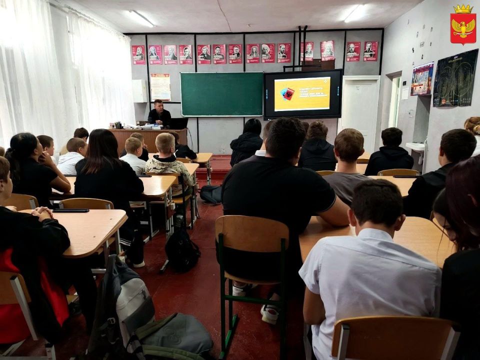 В ГБУ ОО ЗО "Партизанская школа - детский сад" учитель Игорь Пирожков провёл для учащихся 5-11 классов Всероссийский урок ко Дню гражданской обороны Российской Федерации