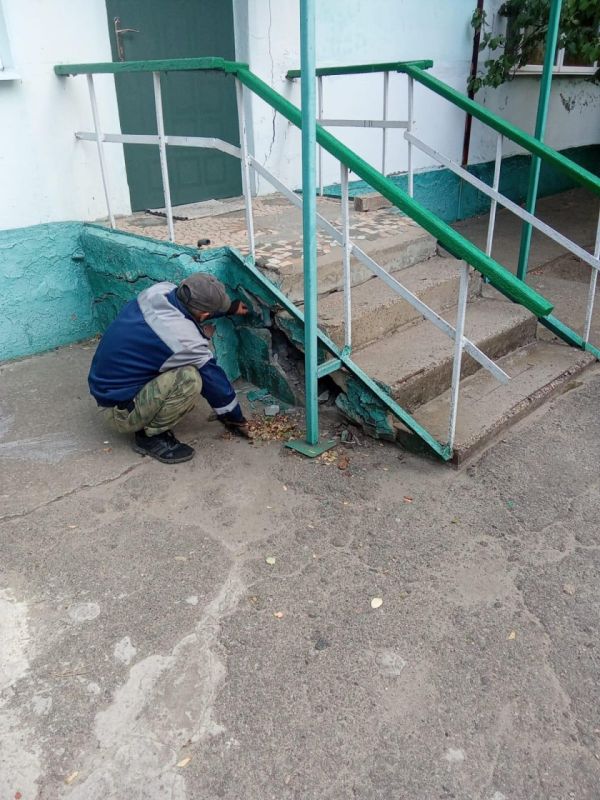 Аварийная бригада из Ингушетии восстанавливает крыльцо детского сада «Тополёк» в Молочанске