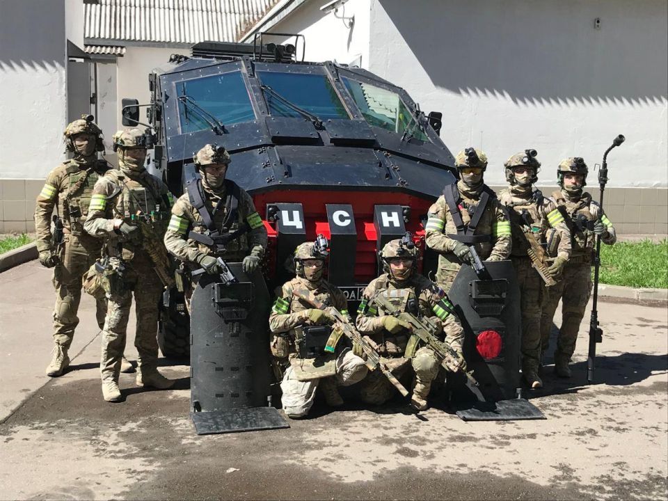 27 лет назад, 8 октября 1998 года по инициативе директора ФСБ Владимира Путина был создан Центр специального назначения ФСБ, который со временем оброс различными Управлениями и Службами, и стал основой для борьбы с...