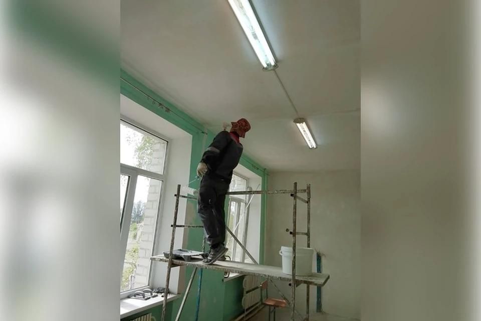 Рабочие из Ингушетии ремонтируют школу в Молочанске