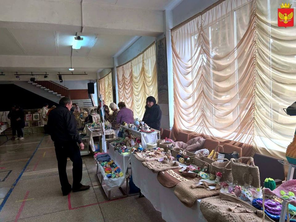 В преддверии Дня работников сельского хозяйства в фойе Приморского городского Дома культуры мастера декоративно-прикладного искусства представили выставку своих работ